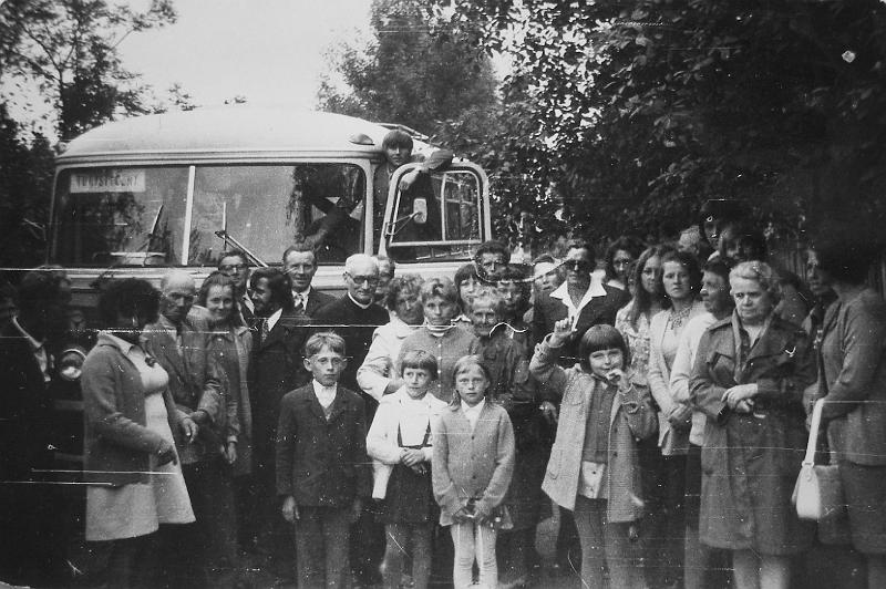 parafia polskokatolicka 1_31.jpg - Rok 1974. Ks. Teodor Elerowski z wiernymi parafii
